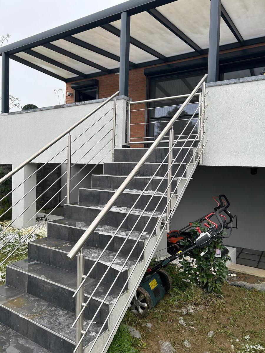 Rampe en inox à barreaudage horizontal sur un escalier extérieur