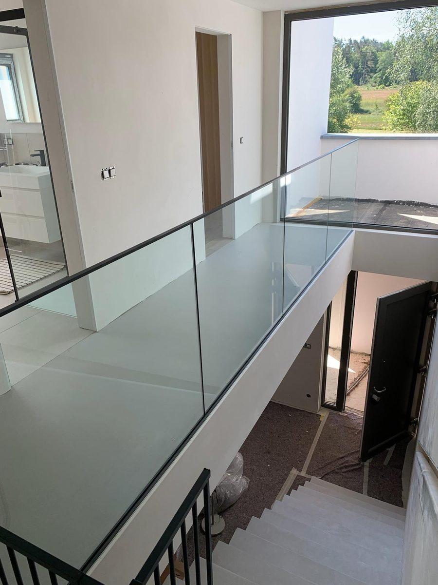 Garde-corps en verre feuilleté avec profilé noir sur une mezzanine