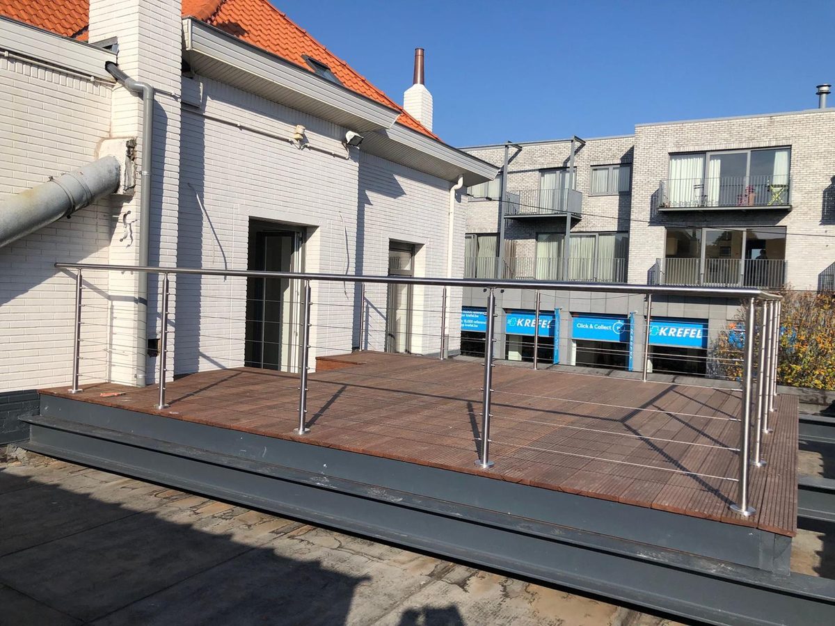 Garde-corps à câbles inox sur une terrasse en toiture